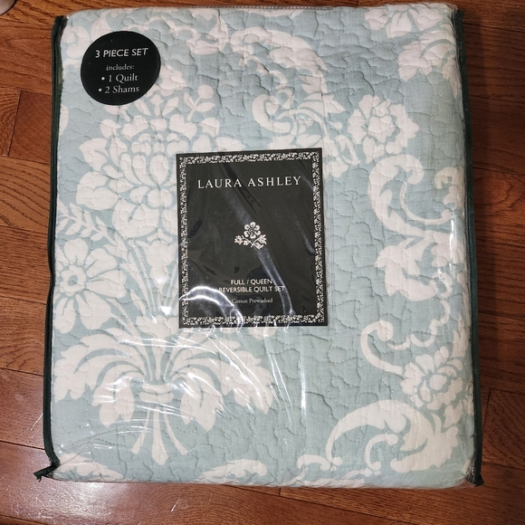 Laura Ashley Queen Full/Quilt set with 2 shams - Picture 1 of 5